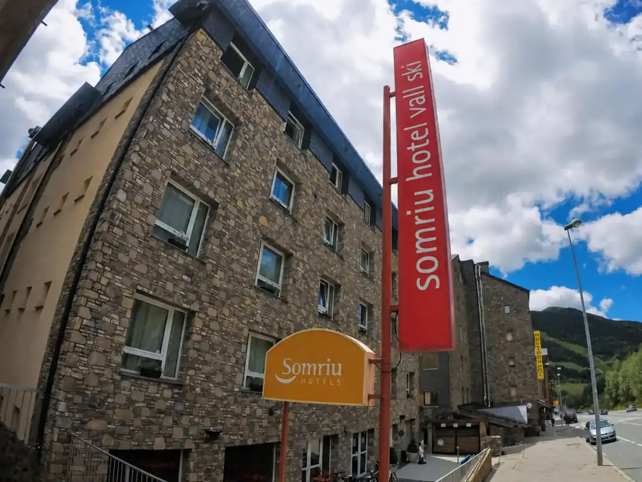 Exterior de l'Hotel Vall Esquí amb les muntanyes de la Vall d'Incles